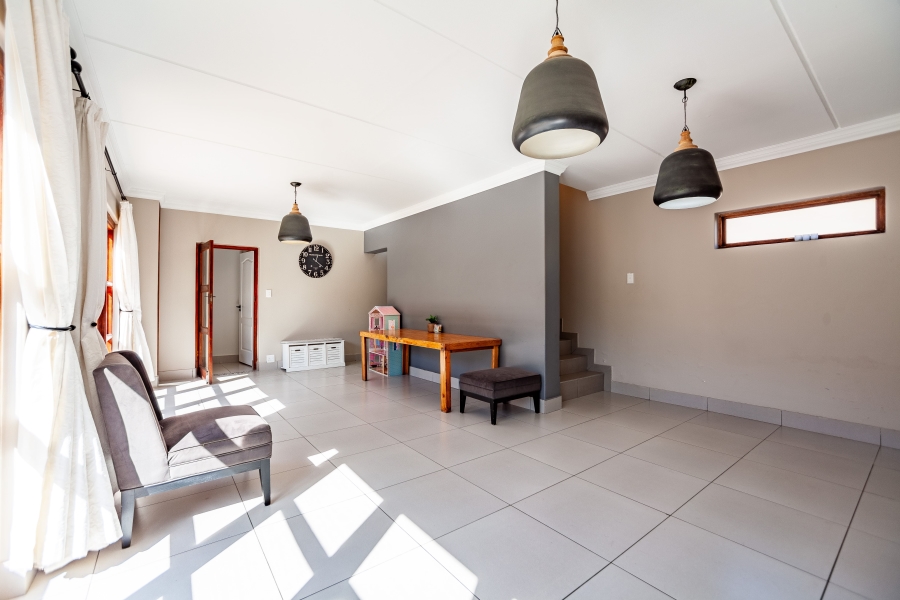 To Let 5 Bedroom Property for Rent in Door De Kraal Western Cape